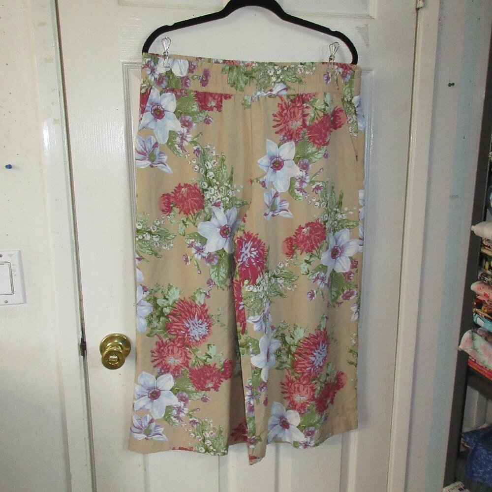 Studio by D & Co Wide Leg floral Crop pants Size L